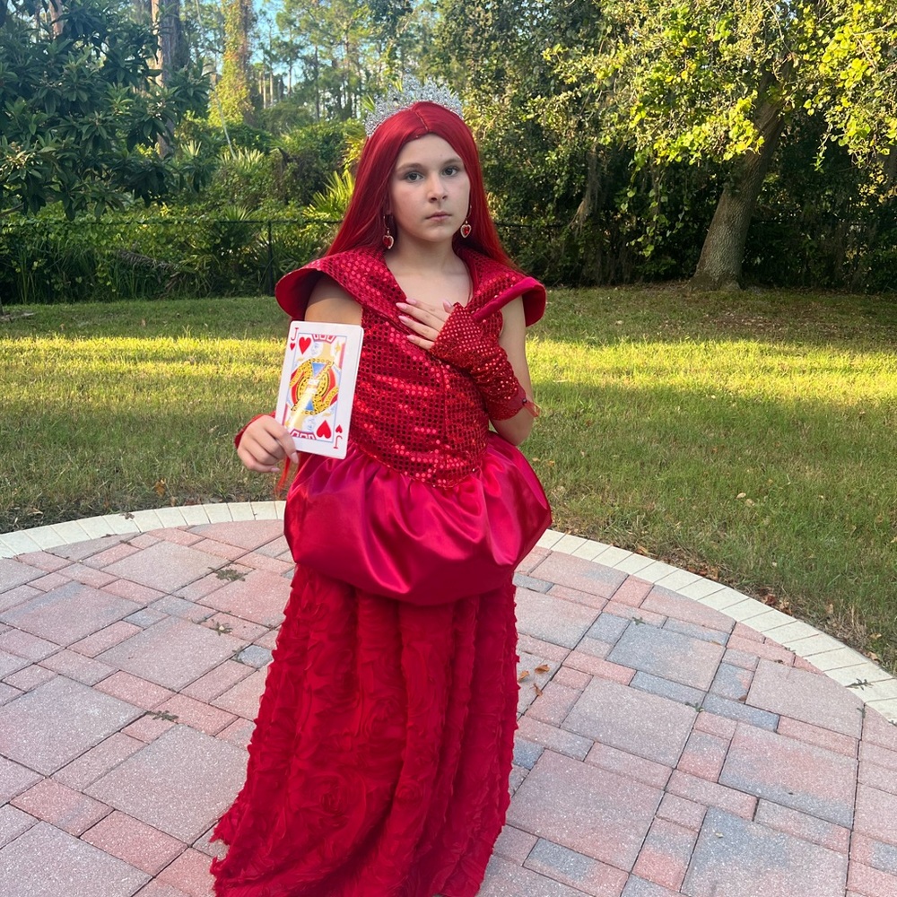 Rise of red, queen of hearts costume, the descendants costume
